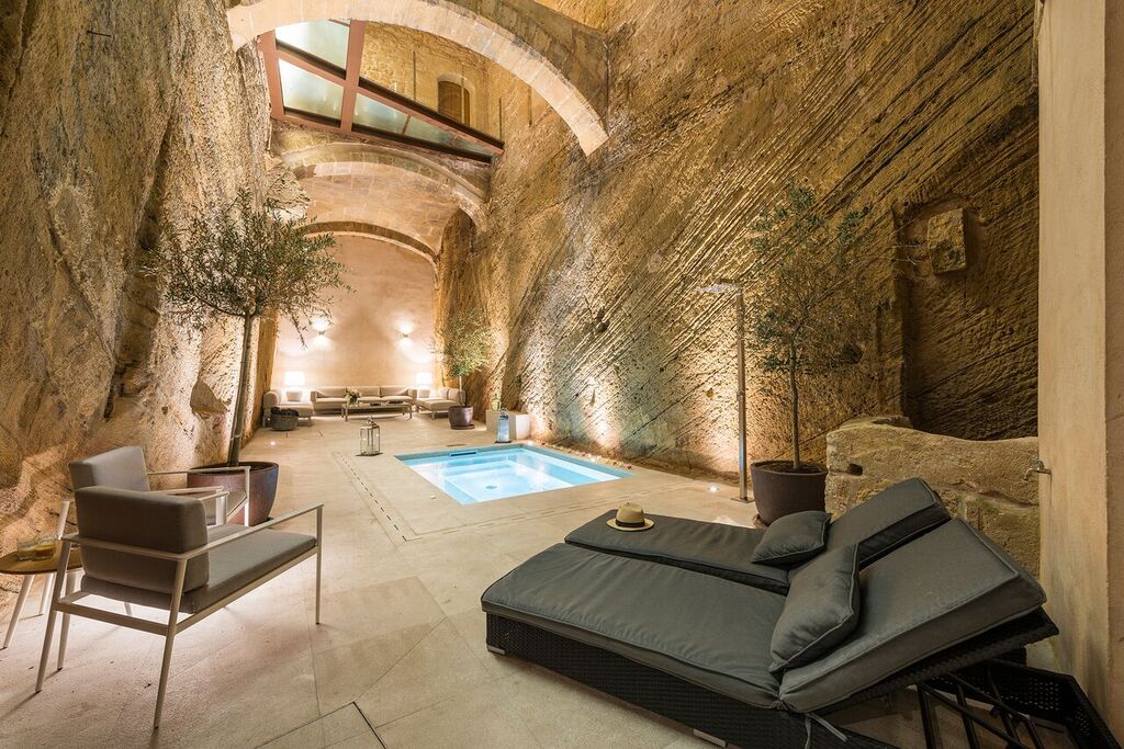 Heated plunge pool and chill out area - Can Mostatxins Boutique Hotel 