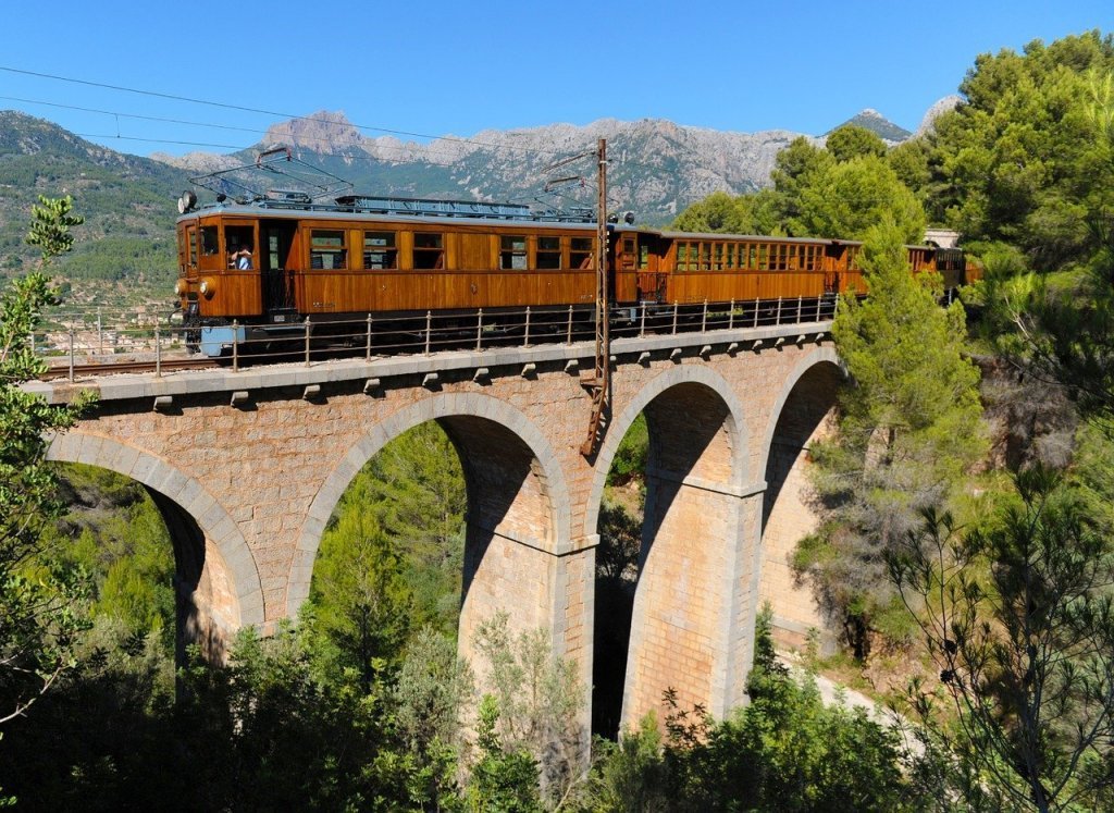 Der Zug von Soller nach Palma fährt über das Viadukt