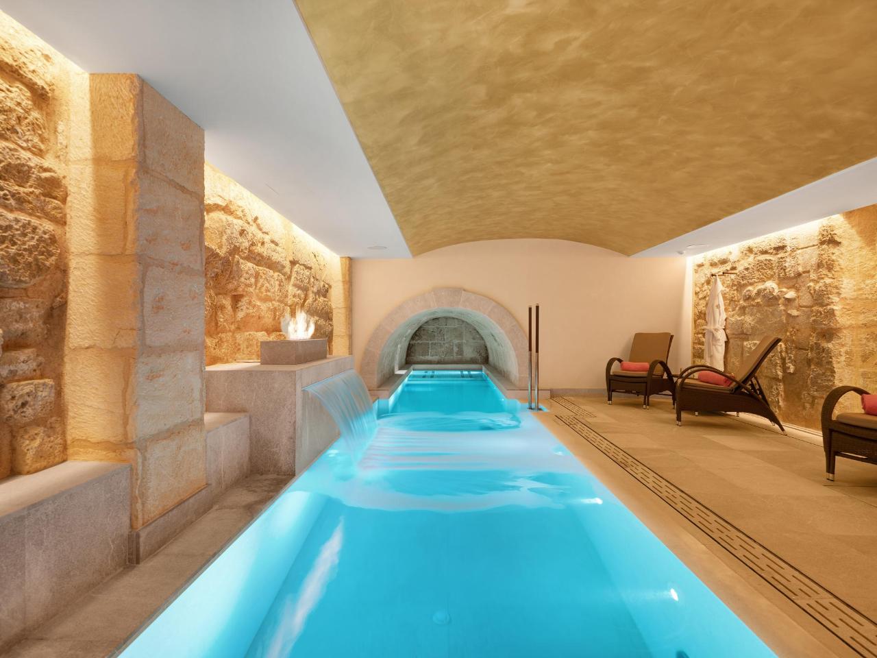 Dive in to Hotel Glória´s unique spa pool - Palma