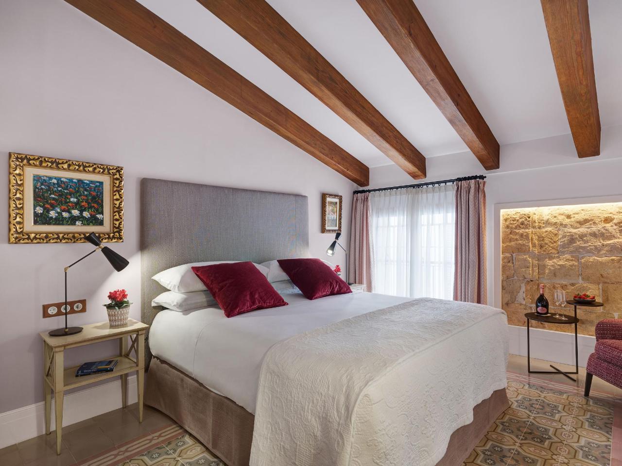Hotel Gloria´s beautiful wood beamed bedrooms - luxury in Palma