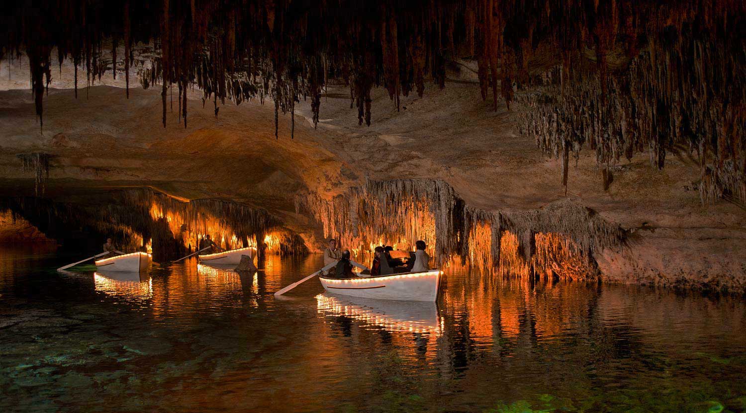 Floating boats in the magnificent Caves of Drach - Majorca 