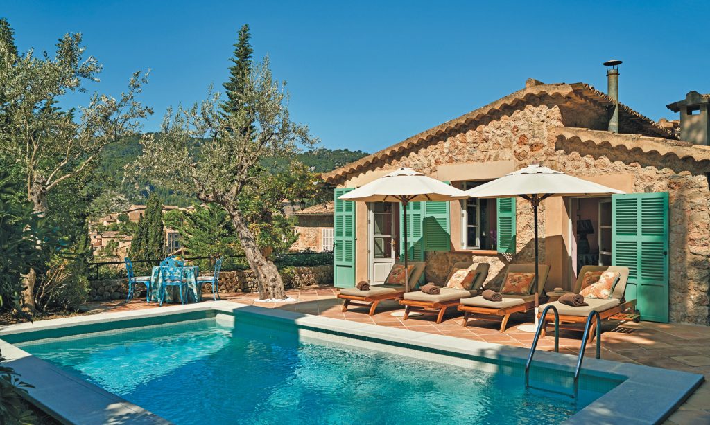 La-Residencia-pool-and-garden-Matthew-Williamson-make a splash 